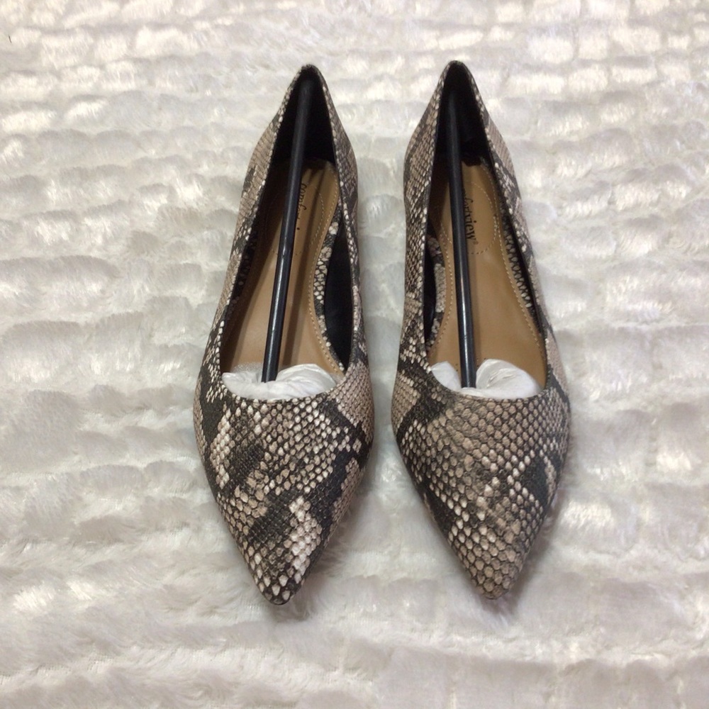 NIB Comfortview Wide Width Faux Snakeskin Flats 8.5W